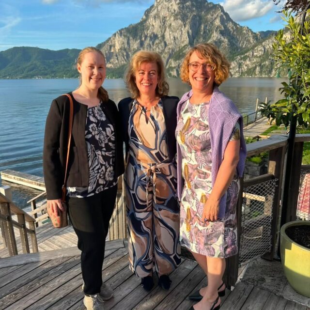 Die Lehrpersonen der Gesundheitsberufe - Frau Hermann, Frau Hochhauser und Frau Jenny - waren letzte Woche auf dem Bundesseminar zum Thema - Apotheke Hautnah - am Traunsee.

💡Themen wie Projektmanagement für PKAs, sichere Beratung unter Einbezug KI-gestützter Kundenerwartungen sowie Magistralrezepturen liefern zahlreiche wertvolle Impulse für den Unterricht.

#PKA #BerufsschulenVorarlberg #lbsdo2 #lifelonglearning