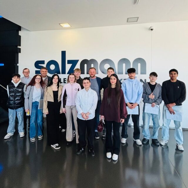 Die Einzelhändler:innen des ersten Jahrgangs waren im Rahmen ihres Projekttages bei der Firma Salzmann in Hohenems zu Besuch. Vom Rohmaterial bis zum fertigen Produkt gab’s richtig spannende Einblicke in die Arbeits- und Produktionsprozesse – und wir konnten hautnah miterleben, wie Wertschöpfung entlang eines Produkts entsteht.

Ein richtig wertvoller Vormittag mit vielen Eindrücken, die wir auf jeden Fall mit in den Unterricht nehmen!

Ein großes Dankeschön an Tobias, René, Andi und Adi für ihren tollen Einsatz und die Zeit, die sie sich für uns genommen haben.

 #salzmann