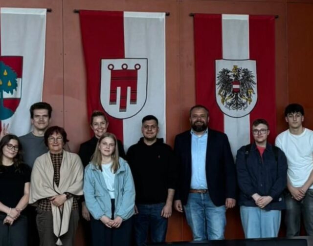 Markus Fäßler wurde am 30. März 2025 zum Bürgermeister der Stadt Dornbirn gewählt.

Nach einem Jahr Amtszeit hatten wir die Möglichkeit ihm 1 Stunde lang alle Fragen zu stellen,  die wir vorbereitet hatten. 💯

Danke @markus.fassler für die spannende Stunde, die Offenheit und den Austausch auf Augenhöhe. 👍

Danke @ulrike.gruenwald für die Vernetzung und Organisation des Treffens. 👏

Beteiligte:
Lehrlinge: Textiler Einzelhandel, Einzelhandel Schuhe,  Textiltechnologie
Lehrerinnen: Frau Grünwald, Frau Plankensteiner, Frau Benzer 
Bürgermeister: Herr Fäßler

#lbsdo2 #superlehrlinge💥
#politik #demokratie #proudteacher❤️