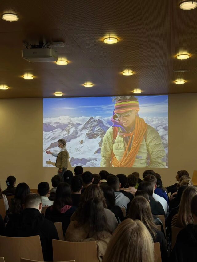 WISSEN FÜRS LEBEN  
Zum dritten Mal machte die Veranstaltungsreihe Wissen fürs Leben an unserer Schule Halt und sorgte für jede Menge Inspiration.  

Die Vortragende Evelyne Binsack, Extrembergsportlerin, lief dabei in Hochform auf und begeisterte unsere Lehrlinge mit ihrem Vortrag über die Kraft des Wollens. Anhand persönlicher Erlebnisse zeigte sie eindrucksvoll, dass Mut, Ausdauer und Willenskraft keine Talente sind, sondern Fähigkeiten, die jeder Mensch Schritt für Schritt entwickeln kann.  

Besonders beeindruckend waren die vielen mutigen, neugierigen und interessierten Fragen unserer Lehrlinge, die den Vortrag zu einem echten Austausch machten.  

Ein herzliches Dankeschön an Thomas Matt von der AK Feldkirch, der mit der Veranstaltungsreihe Wissen fürs Leben unseren Lehrlingen immer wieder besondere Begegnungen und inspirierende Vorträge ermöglicht. Ebenso danken wir unseren Moderatorinnen Laura und Alara (Klasse D1) für ihre sympathische Moderation des Vortrags sowie Sila Zengin (Klasse P1a) für die kreative Gestaltung dieses Instagram-Beitrags.   

Only inspiration creates motivation.  

#WissenFürsLeben #EvelyneBinsack #ThomasMatt #AKFeldkirch #LBSDornbirn KraftDesWollens Inspiration Motivation LehreMitZukunft