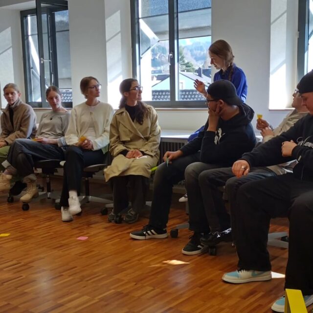 EVERY BRILLIANT THING an der LBS Dornbirn 2 

Diese Woche hatten die Klassen B2a, P3a und E3a Besuch von Schauspielerin Josepha Yen, die das Stück every brilliant thing auf Englisch direkt ins Klassenzimmer gebracht hat. 

Das Besondere dabei?

Die Lehrlinge waren mittendrin im Geschehen statt nur dabei – haben mitgespielt, mitgeredet, mitgelacht und auch nachgedacht. Das Stück zeigt auf ehrliche, berührende und gleichzeitig leichte Art, wie wichtig die kleinen Dinge im Leben sind, um auch die schwierigen Herausforderungen des Lebens bewältigen zu können.

Ob Büro-, Steuer,- Rechtsanwalts-, Apothekenlehrlinge oder Lehrlinge der Sparakademie – alle haben gerne mitgemacht und sich eingelassen!

Danke, liebe Josepha, für diese besondere Erfahrung! 

#lbsdo2 #everybrilliantthing #landestheater #superlehrlinge💥 #josephayen theaterimklassenzimmer mentalhealth vorarlberg berufsschule jugendtheater wecare