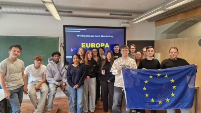 Im Europamonat Mai referierte Dave Kock vom Verein EUth. an unserer Schule. Er vermittelte unseren Schüler:innen Wissen über die EU. Für Dave ist Europa nicht nur ein Wort, sondern eine Einstellung.