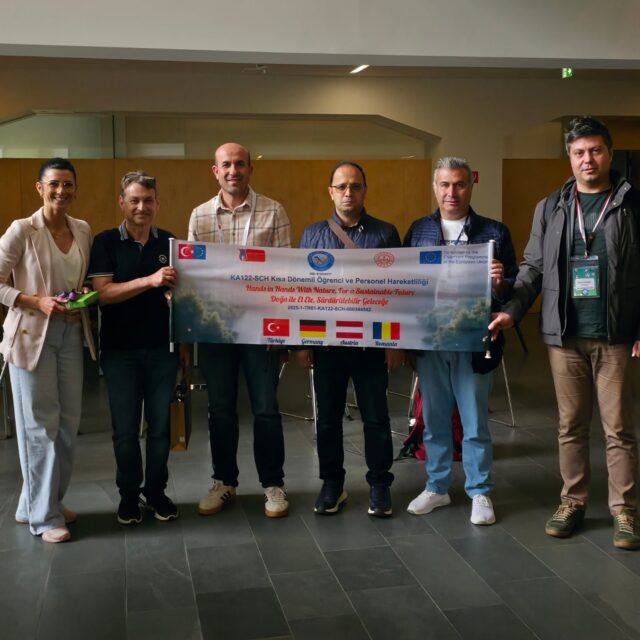 Besuch aus der Türkei! 🇦🇹🤝🇹🇷 Letzte Woche durften wir die Lehrkräfte des Wissenschafts- und Kunstzentrums Kahramanmaraş Onikişubat @onikisubatbilsem im Rahmen ihres Erasmus+-Projekts „Hand in Hand mit der Natur – für eine nachhaltige Zukunft“ @dogailesurdurulebilirgelecege bei uns in Vorarlberg begrüßen. 🌿

Der Austausch startete direkt in der Praxis mit einem Besuch im Englischunterricht der Klasse B1b'26. Im Anschluss gab es eine Schulführung, bei der unsere Schulleitung das Schulkonzept vorstellte. Trotz der Kürze der Zeit war es ein sehr erfreulicher Kontakt. 
Wir bedanken uns herzlich für den Besuch und freuen uns auf zukünftige gemeinsame Projekte!

#Erasmus #culturalexchange