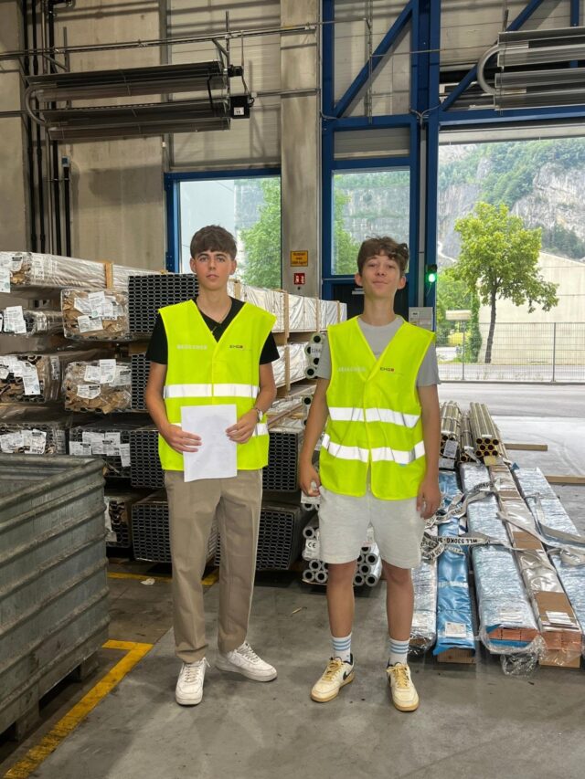 Exkursion der E1a'26 zur EHG

Heute durften wir spannende Einblicke in die Welt der Logistik und des Stahlhandels gewinnen. Bei einer interessanten Führung durch die EHG lernten unsere Schülerinnen und Schüler die verschiedenen Arbeitsbereiche und Abläufe hautnah kennen.

Ein herzliches Dankeschön an Manuel (2. Lehrjahr) und Stefan (1. Lehrjahr), die mit viel Engagement, Fachwissen und Sympathie durch den Betrieb geführt haben. 👏 Es war toll zu sehen, wie motiviert Lehrlinge ihr Unternehmen präsentieren und ihre Erfahrungen weitergeben.

Vielen Dank an das gesamte EHG-Team für den freundlichen Empfang! 😊