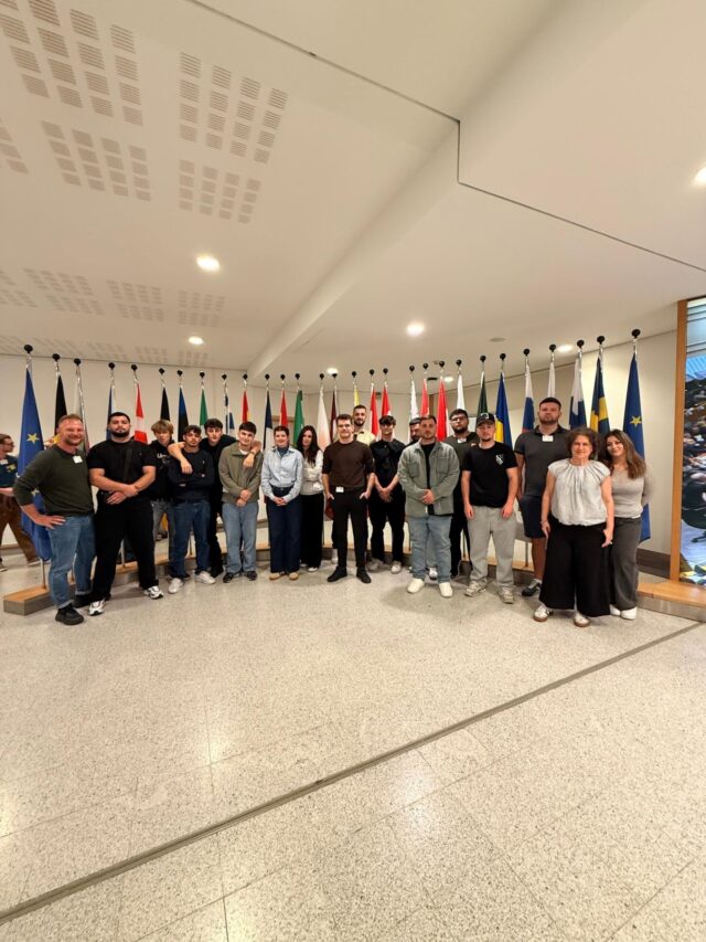 Europa hautnah erleben – ein Tag in Brüssel!

Im Rahmen unserer Belgienreise verbrachten unsere Schülerinnen und Schüler der Landesberufsschule Dornbirn 2 einen spannenden Tag in Brüssel. Im Mittelpunkt standen Demokratie, Kultur, internationale Zusammenarbeit und der europäische Gedanke. Die Jugendlichen waren begeistert von den vielen Eindrücken und konnten erleben, wie wichtig Zusammenhalt, Austausch und gemeinsame europäische Werte sind.

Ein inspirierender Tag, der Europa ein Stück nähergebracht hat!